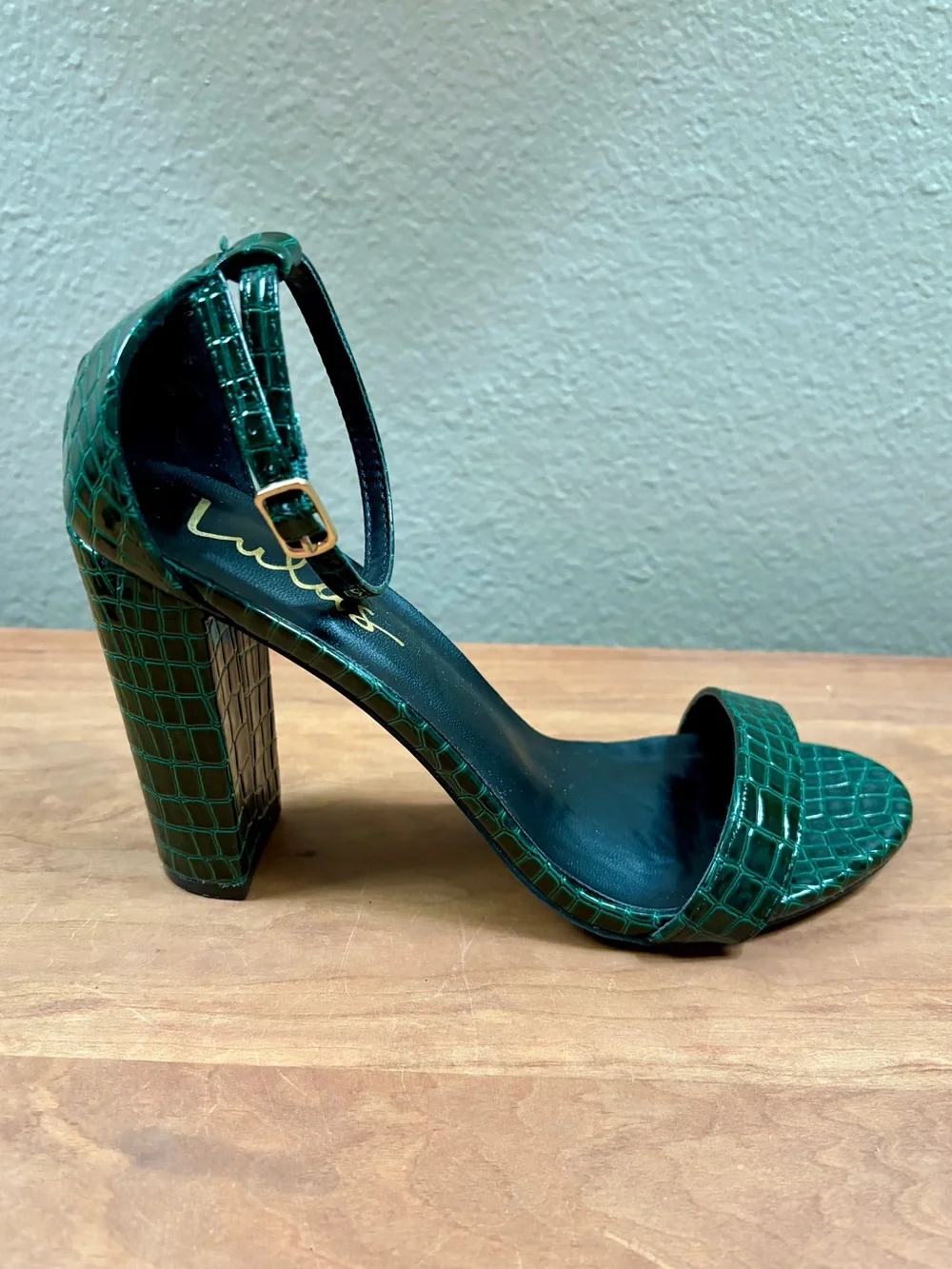 Lulus Taylor Evergreen Crocodile-Embossed Block Heel Sandals Ankle Strap size 8